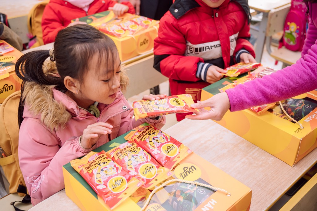 Xúc xích và hộp quà Tết từ Bữa Ăn Trọn Vẹn trao cho các em học sinh tại Trường tiểu học Na Hang, Tuyên Quang