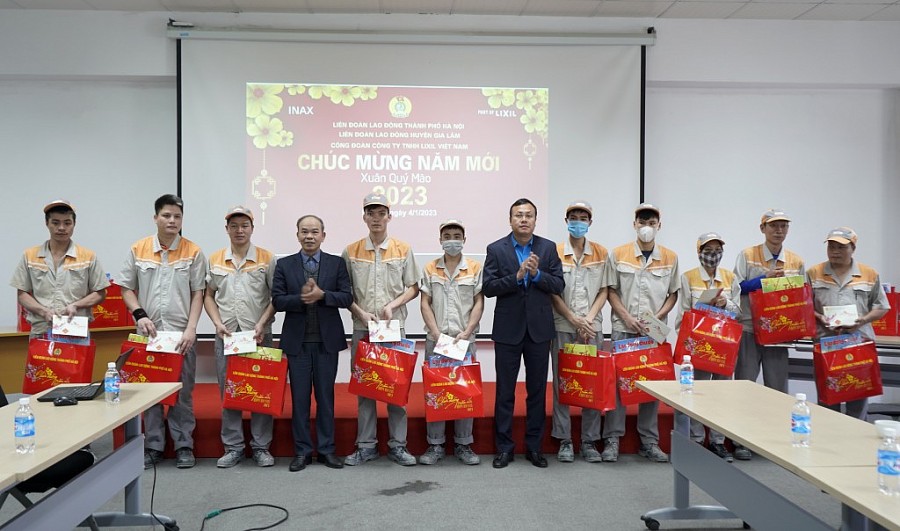 Lãnh đạo LĐLĐ thành phố Hà Nội và Huyện ủy Gia Lâm trao quà Tết cho người lao động tại Công ty TNHH LIXIL Việt Nam