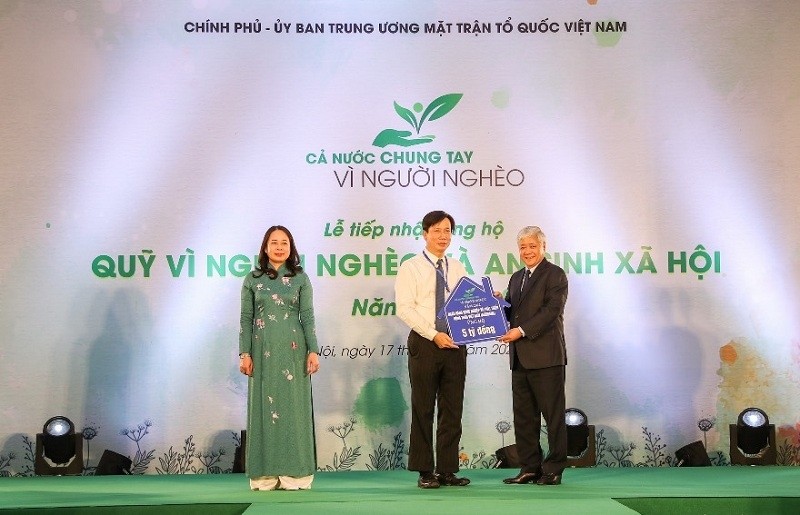 Đồng chí Đỗ Văn Chiến - Bí thư trung ương Đảng, Chủ tịch Uỷ ban Trung ương MTTQ Việt Nam nhận biểu trưng kinh phí ủng hộ Quỹ Vì người nghèo và ASXH từ đồng chí Phạm Đức Tuấn – Phó Tổng giám đốc, Chủ tịch công đoàn Agribank