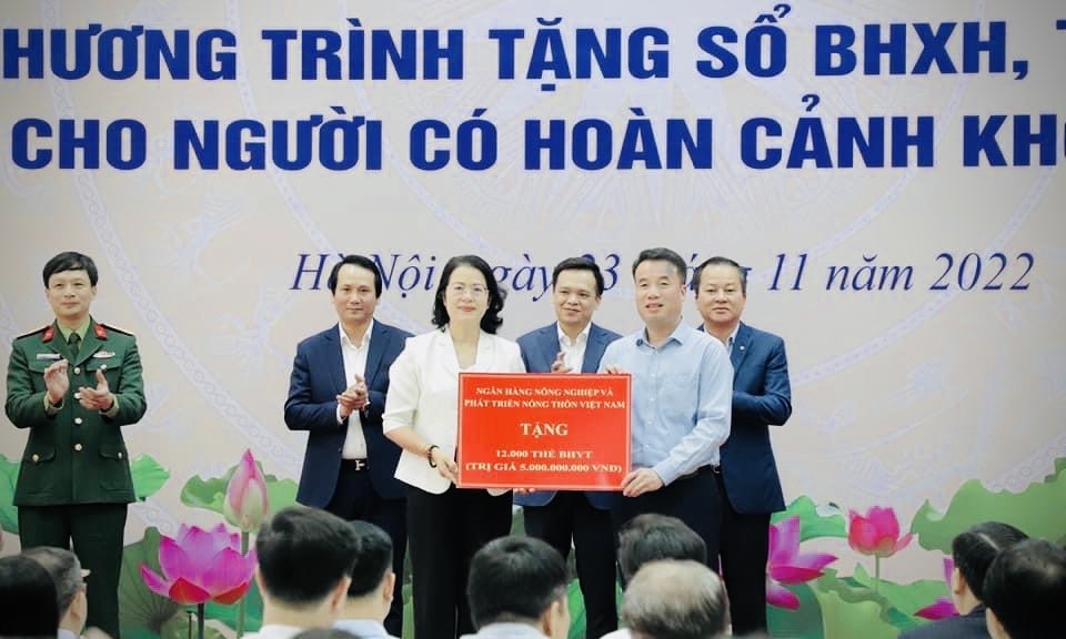 PTGĐ Nguyễn Thị Phượng trao tặng tài trợ sổ BHXH và thẻ BHYT với tổng trị giá 5 tỷ đồng.