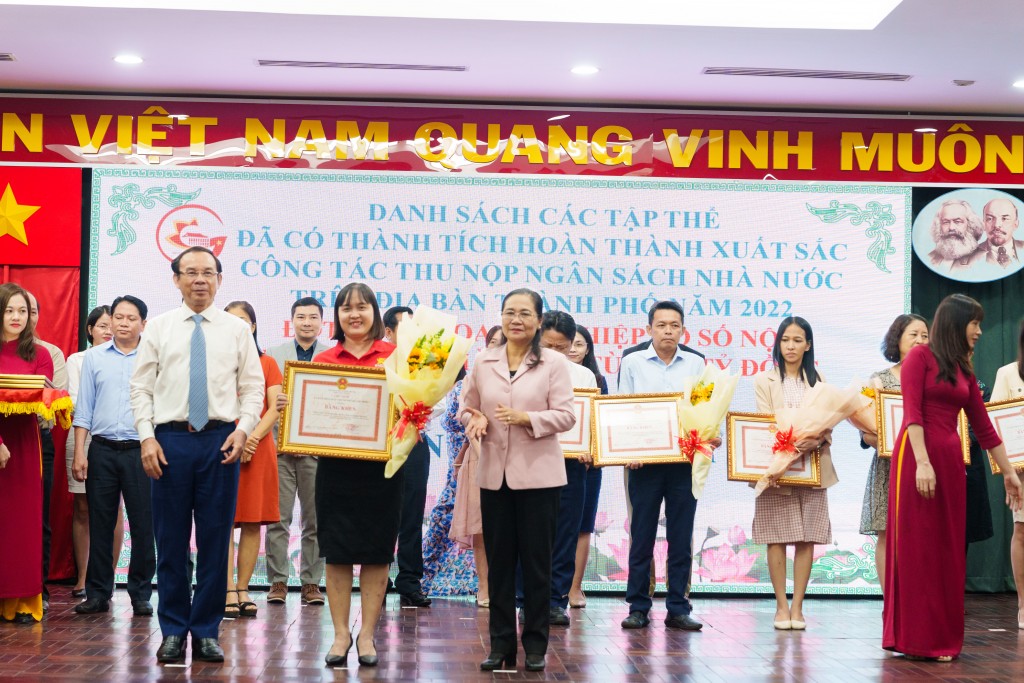 Đại diện SABECO nhận bằng khen tại Hội nghị Truyền thông kết quả thu ngân Nhà nước năm 2022