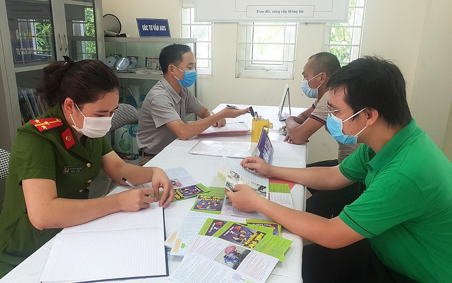 Đội công tác xã hội tình nguyện phường Hạ Đình cùng đại diện các cơ quan chức năng của phường Hạ Đình (quận Thanh Xuân) trao đổi phương án hỗ trợ người nghiện ma túy trên địa bàn