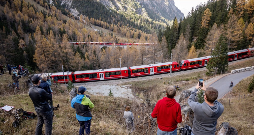 Thụy Sĩ chạy đoàn tàu 100 toa dài 2km vượt dãy Alps