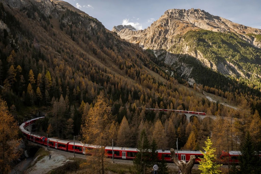 Thụy Sĩ chạy đoàn tàu 100 toa dài 2km vượt dãy Alps