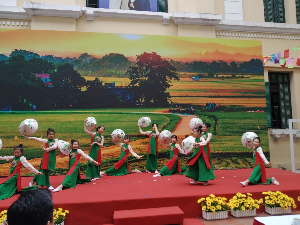 Ngày hội “Sáng mãi nét đẹp thanh lịch, văn minh” của học sinh Hoàn Kiếm