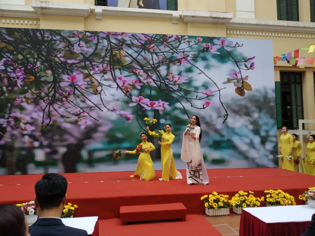 Ngày hội “Sáng mãi nét đẹp thanh lịch, văn minh” của học sinh Hoàn Kiếm