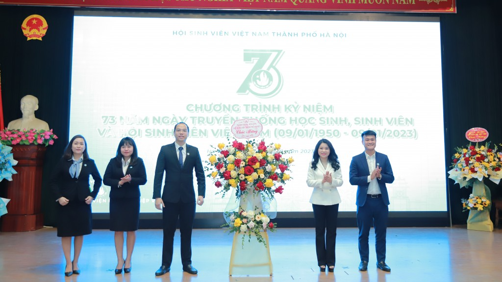 Bí thư Thành đoàn Hà Nội Chu Hồng Minh tặng hoa chúc mừng Hội Sinh viên thành phố 