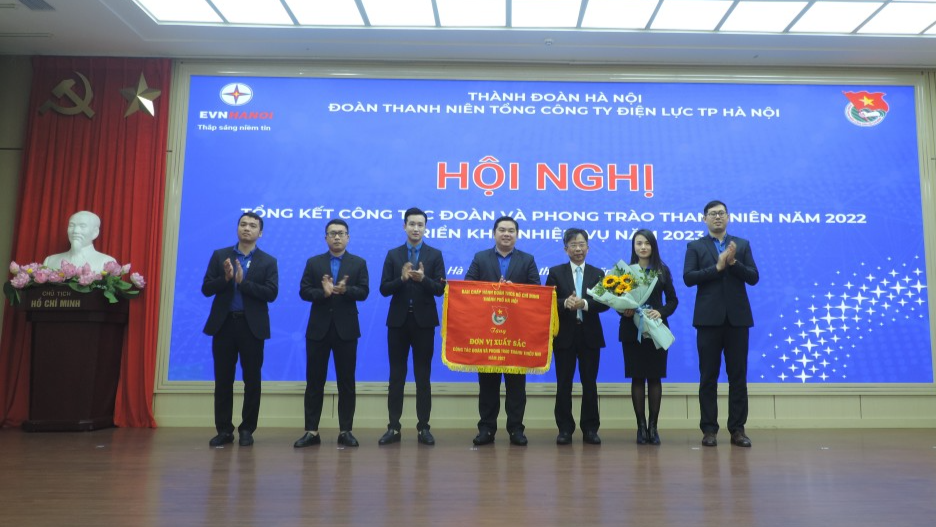 Đoàn Thanh niên EVNHANOI nhận Cờ thi đua xuất sắc do Thành đoàn Hà Nội trao tặng 