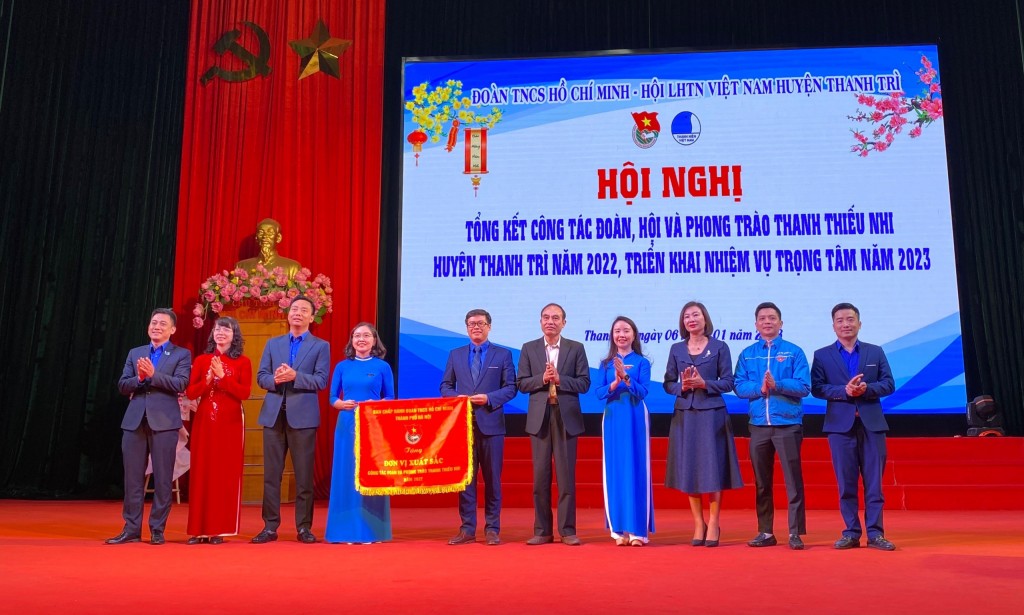 Huyện đoàn Thanh Trì nhận cờ thi đua xuất sắc