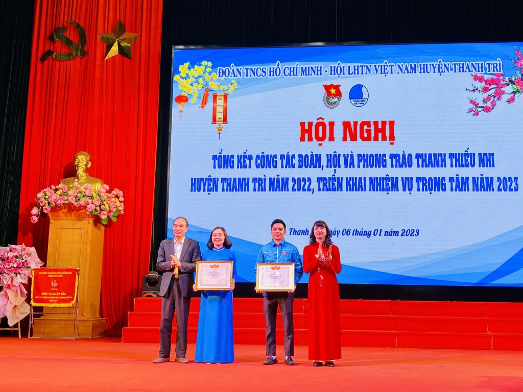 Huyện đoàn Thanh Trì nhận cờ thi đua xuất sắc