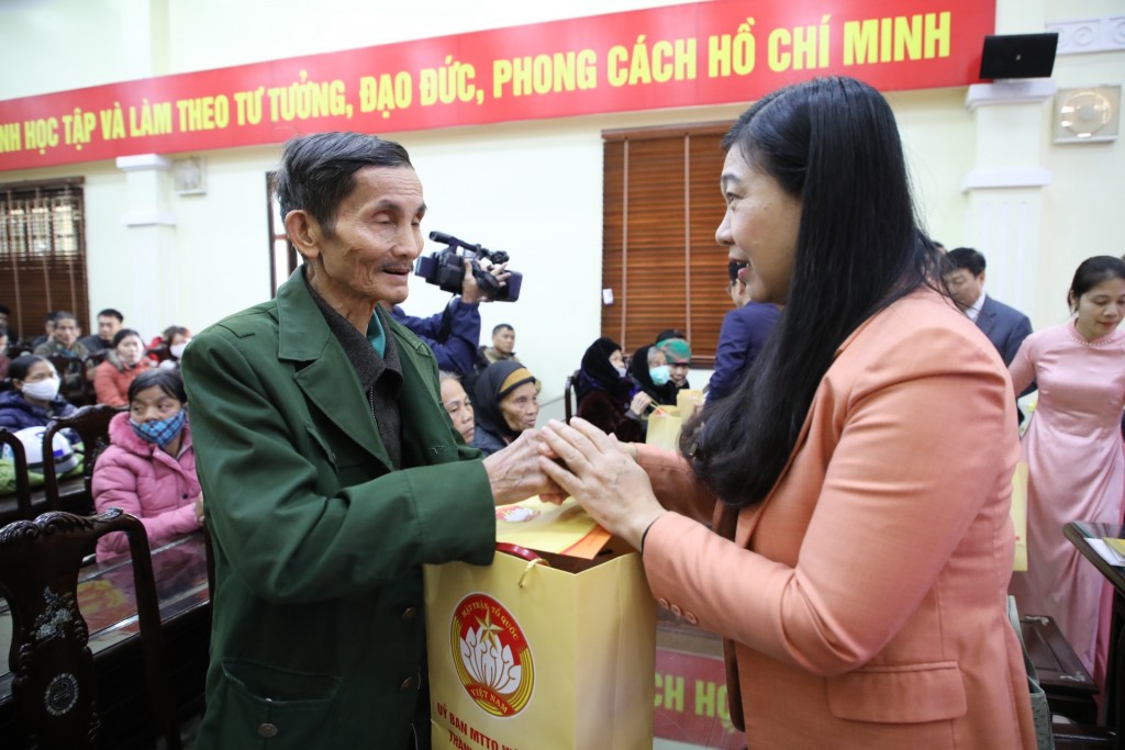 Trao tặng 100 suất quà cho các hộ nghèo, có hoàn cảnh khó khăn trên địa bàn huyện Sóc Sơn