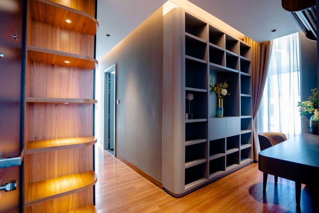 Không gian Walk-in closet sang trọng cho trải nghiệm riêng tư hoàn hảo. Toàn bộ không gian nghỉ ngơi, thư giãn tại biệt thự được lót sàn gỗ Inovar thẩm mỹ với chất lượng bền bỉ.