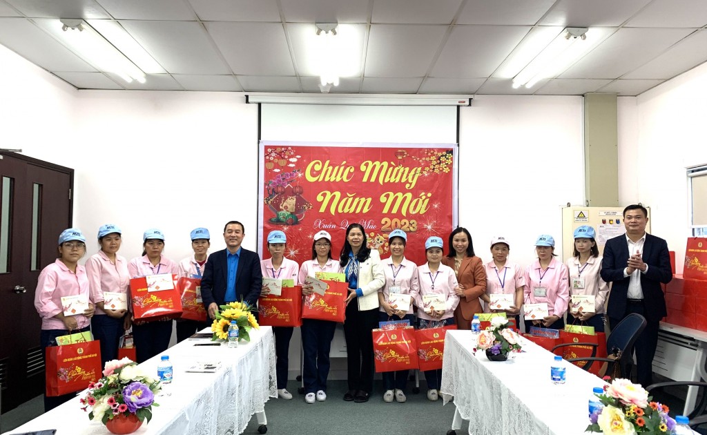 Lãnh đạo LĐLĐ TP Hà Nội động viên doanh nghiệp, công nhân, người lao động trước thềm năm mới