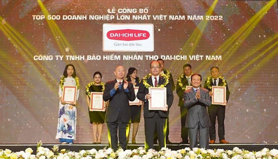 Ông Seigo Fujimaru – Phó Tổng Giám đốc Điều hành kiêm Phó Tổng Giám đốc Hành chính tổng hợp Dai-ichi Life Việt Nam nhận giải thưởng