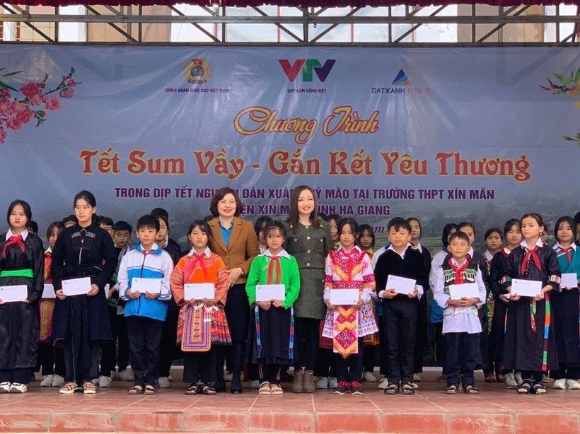 ông đoàn Giáo dục Việt Nam, Quỹ Tấm lòng Việt và các nhà tài trợ tặng quà cho các em học sinh.