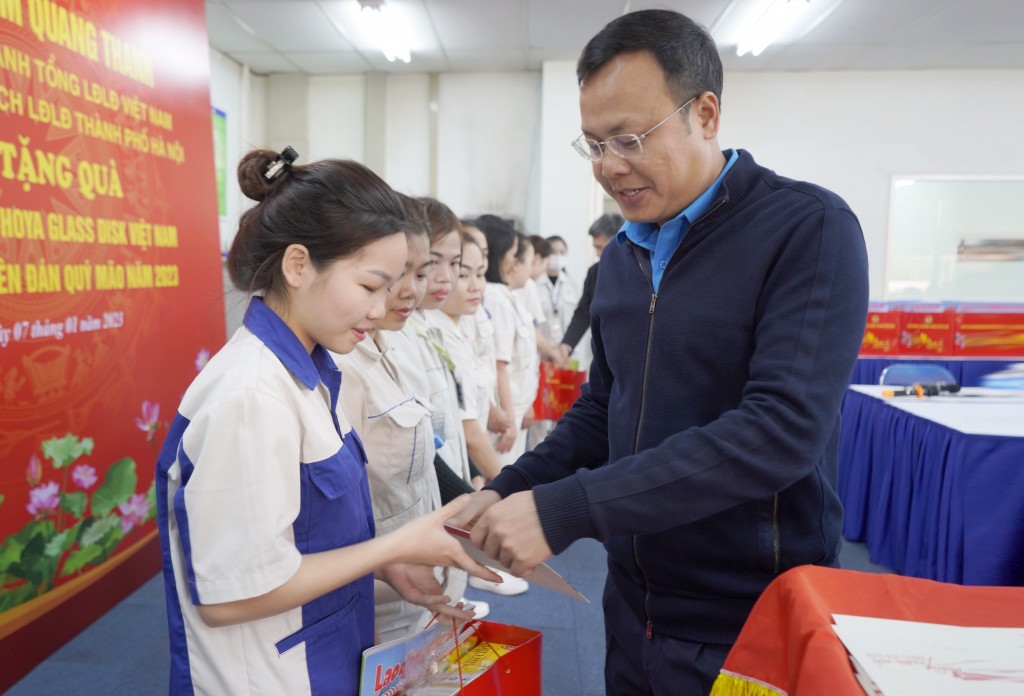 Chủ tịch LĐLĐ TP Phạm Quang Thanh thăm, động viên công nhân khó khăn