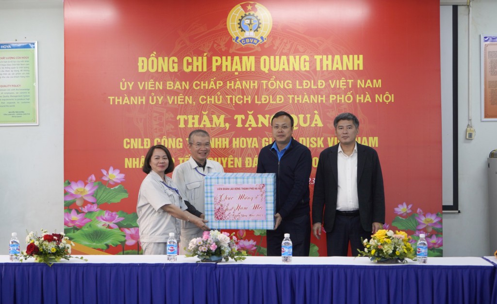 Chủ tịch LĐLĐ TP Phạm Quang Thanh thăm, động viên công nhân khó khăn