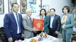 Phó Bí thư Thường trực Thành ủy Nguyễn Thị Tuyến tặng quà Tết gia đình chính sách