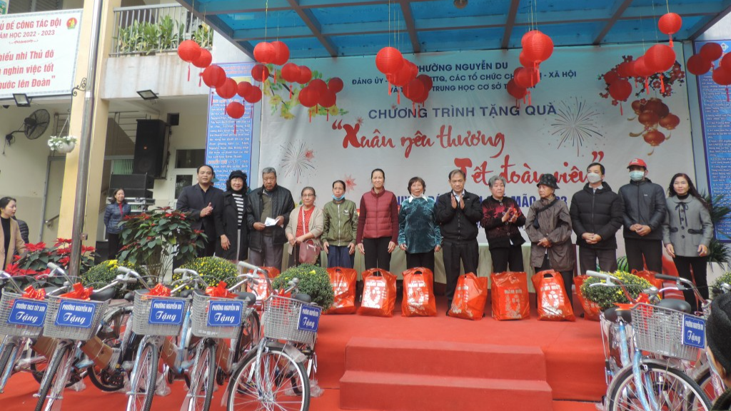 Mang “Xuân yêu thương – Tết đoàn viên” đến học sinh hoàn cảnh khó khăn