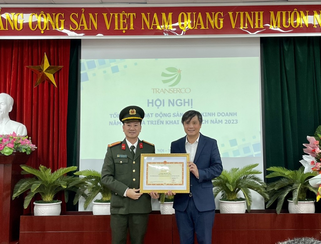 Tổng Giám đốc Transerco Nguyễn Thanh Nam đón nhận Bằng khen Bộ công an
