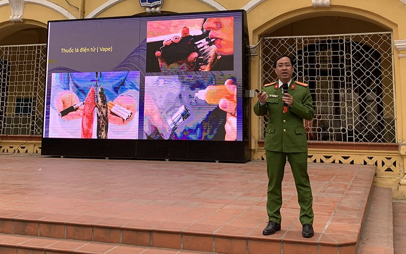 Trung tá Phạm Cánh Quân trao đổi với các em học sinh trường THPT Phan Đình Phùng về các loại ma túy mới xâm nhập vào Việt Nam