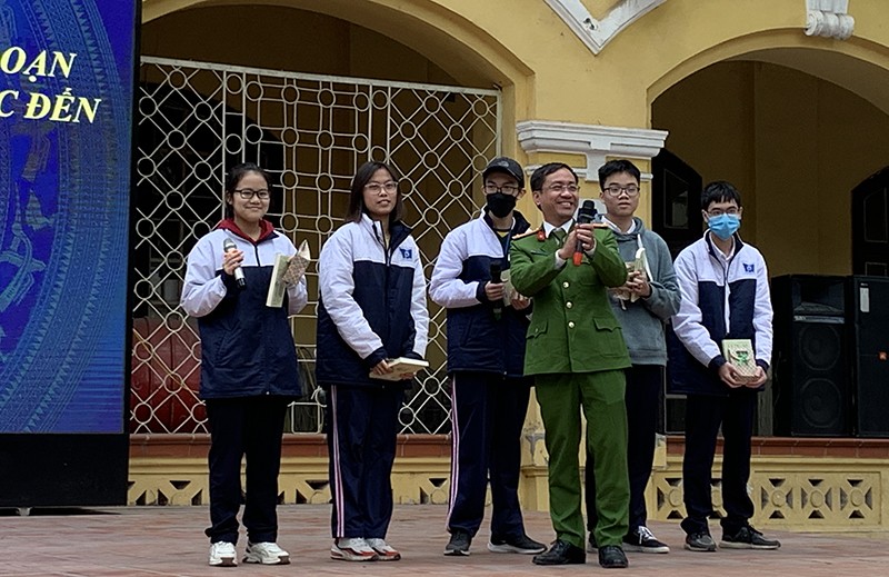 Phần trả lời câu hỏi và phần thưởng là những cuốn sách có tựa đề “Công an phố cổ” được Trung tá Quân trao tặng các em học sinh