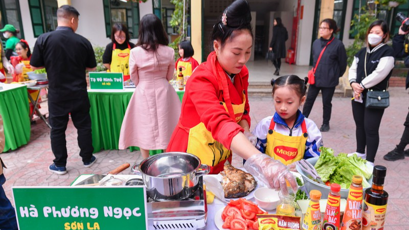 Hai mẹ con bé Hà Phương Ngọc (Sơn La) cùng nấu ăn 