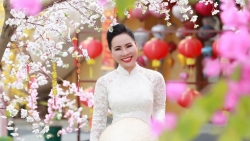 Nữ hoàng Doanh nhân Ngô Thị Kim Chi rạng rỡ trong bộ áo dài trắng đón xuân