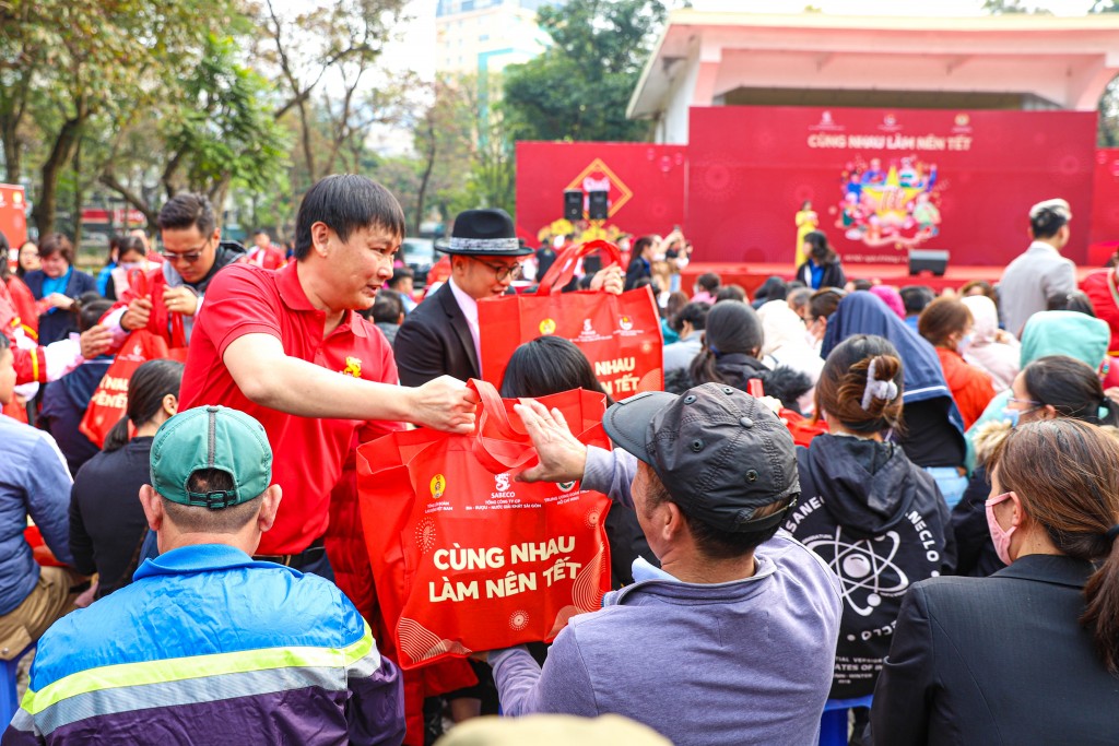 “Cùng nhau làm nên Tết” trao tặng 500 phần quà ý nghĩa đến công nhân lao động khó khăn