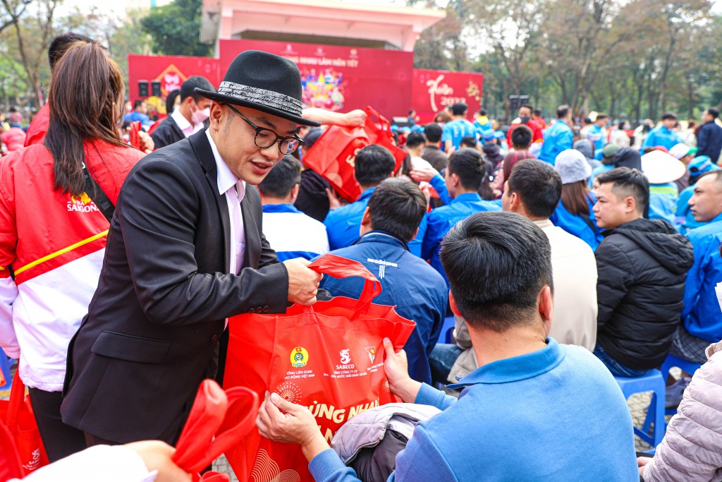 “Cùng nhau làm nên Tết” trao tặng 500 phần quà ý nghĩa đến công nhân lao động khó khăn