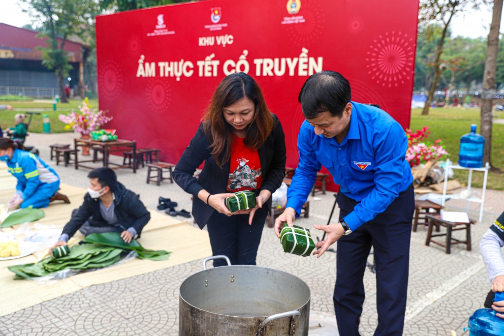 “Cùng nhau làm nên Tết” trao tặng 500 phần quà ý nghĩa đến công nhân lao động khó khăn