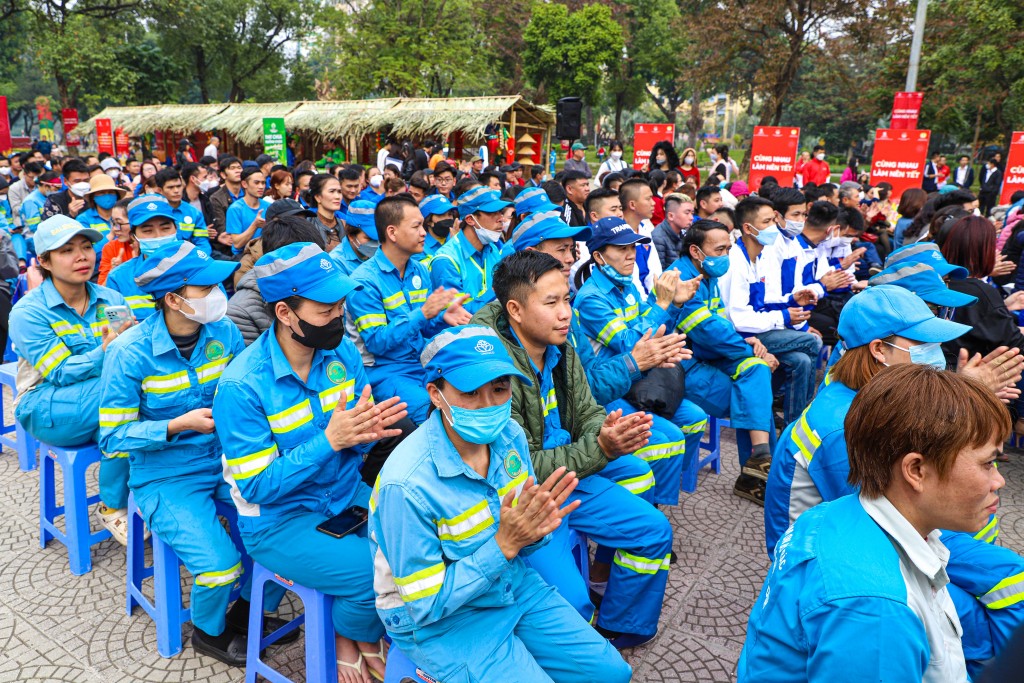 “Cùng nhau làm nên Tết” trao tặng 500 phần quà ý nghĩa đến công nhân lao động khó khăn