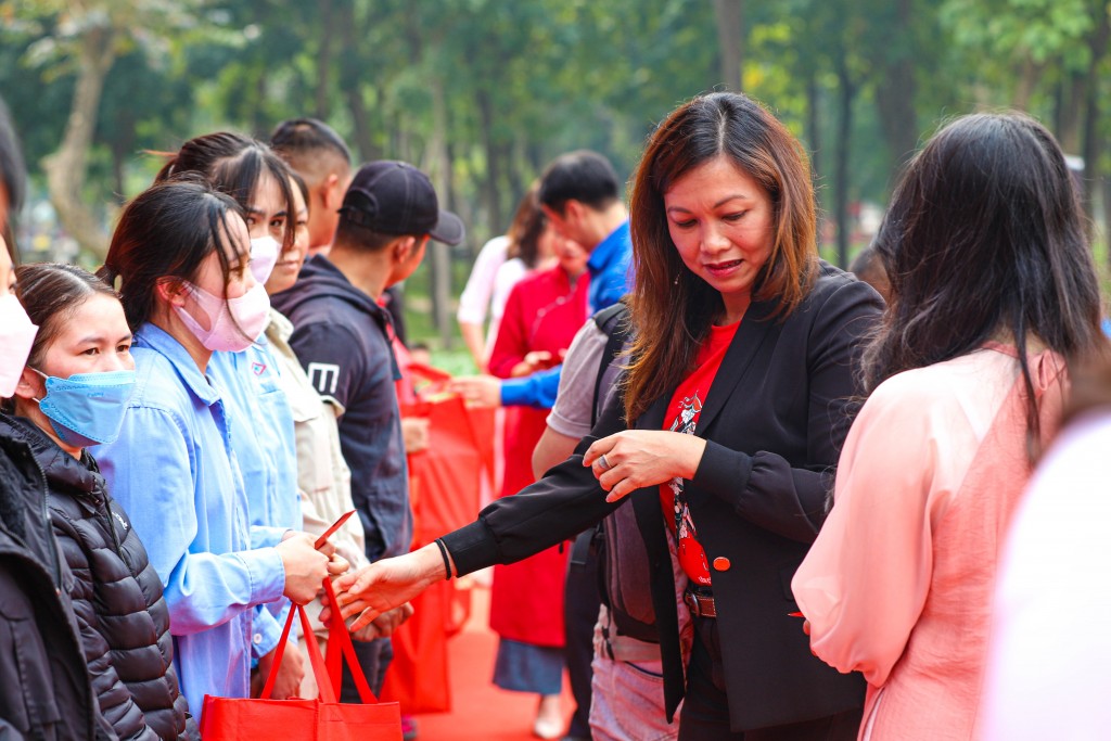 “Cùng nhau làm nên Tết” trao tặng 500 phần quà ý nghĩa đến công nhân lao động khó khăn