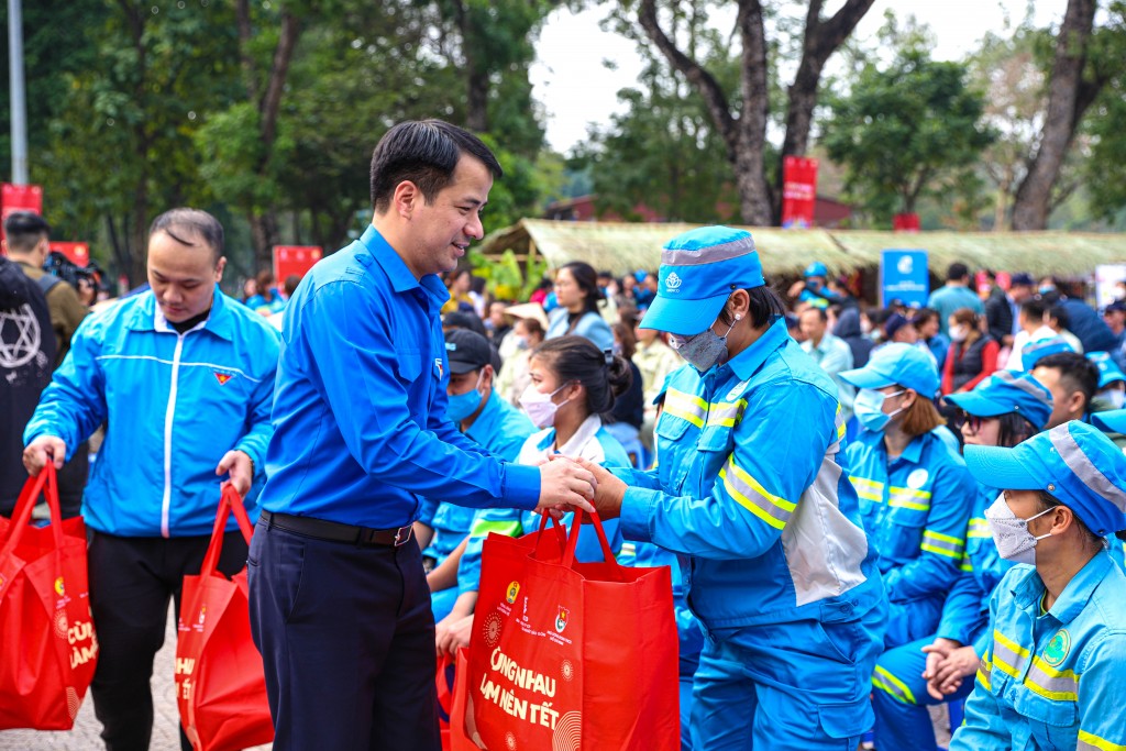 “Cùng nhau làm nên Tết” trao tặng 500 phần quà ý nghĩa đến công nhân lao động khó khăn