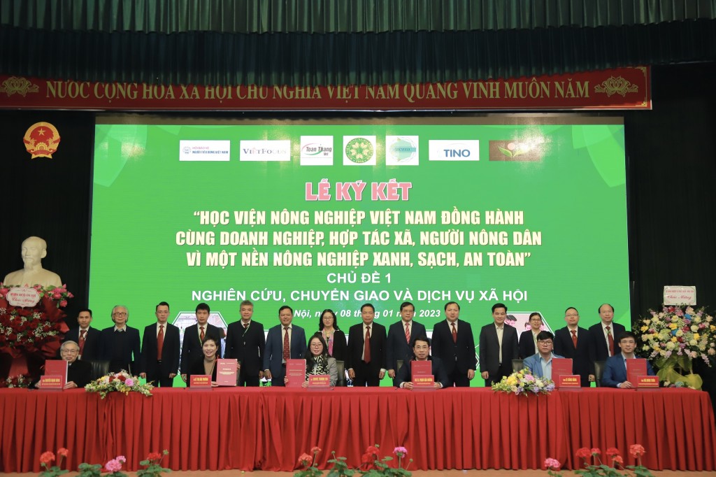 GS.TS Nguyễn Thị Lan cùng lãnh đạo Học viện, các đại biểu chứng kiến Lễ ký kết giữa Học viện và các doanh nghiệp, hợp tác xã
