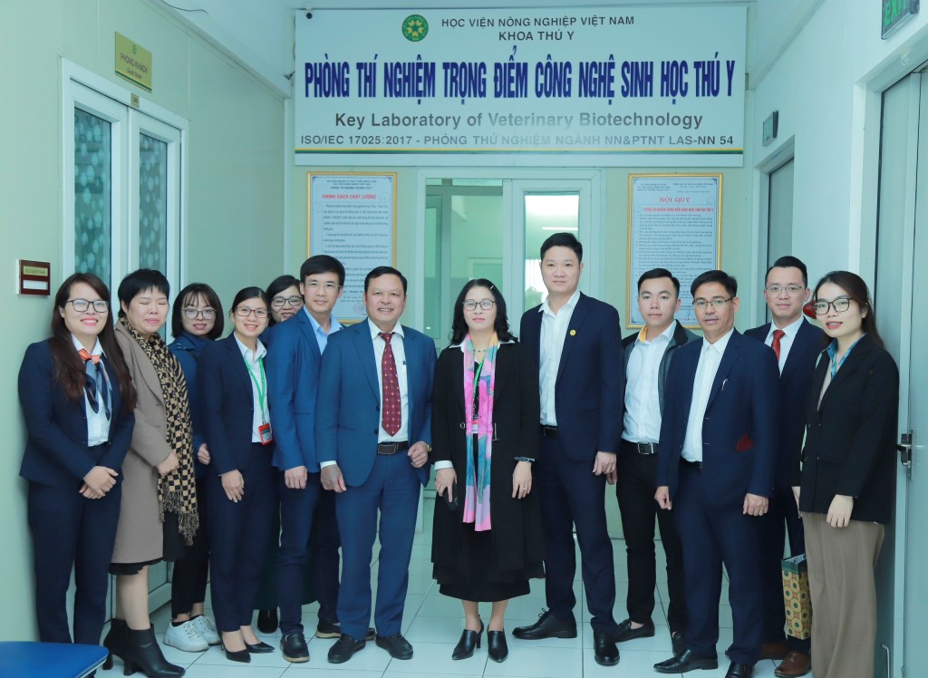 GS.TS Nguyễn Thị Lan cùng các đại biểu tham quan Phòng thí nghiệm trọng điểm công nghệ sinh học thú y