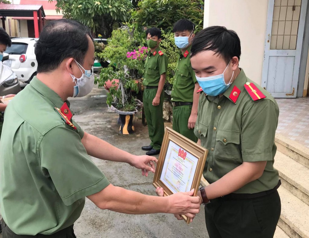 Đoàn thanh niên Công an tỉnh tổ chức khen thưởng đột xuất cho 25 cá nhân có thành tích hỗ trợ tiêm vắc xin phòng COVID-19