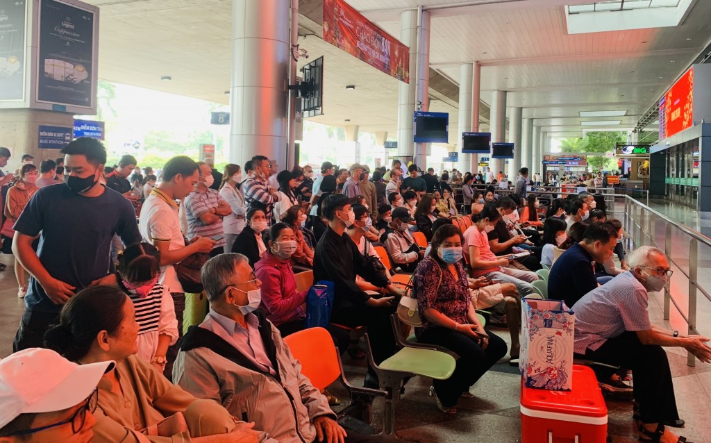 nhiều người đến ga quốc tế để đón người thân là Việt kiều về quê dịp Tết Nguyên đán 