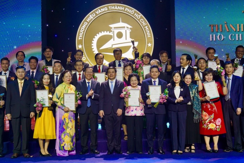 Chủ tịch UBND TPHCM Phan Văn Mãi và Bộ trưởng Bộ Công Thương Nguyễn Hồng Diên (thứ 3 và thứ 4 từ trái sang) cùng đại diện các doanh nghiệp đạt giải tại sự kiện