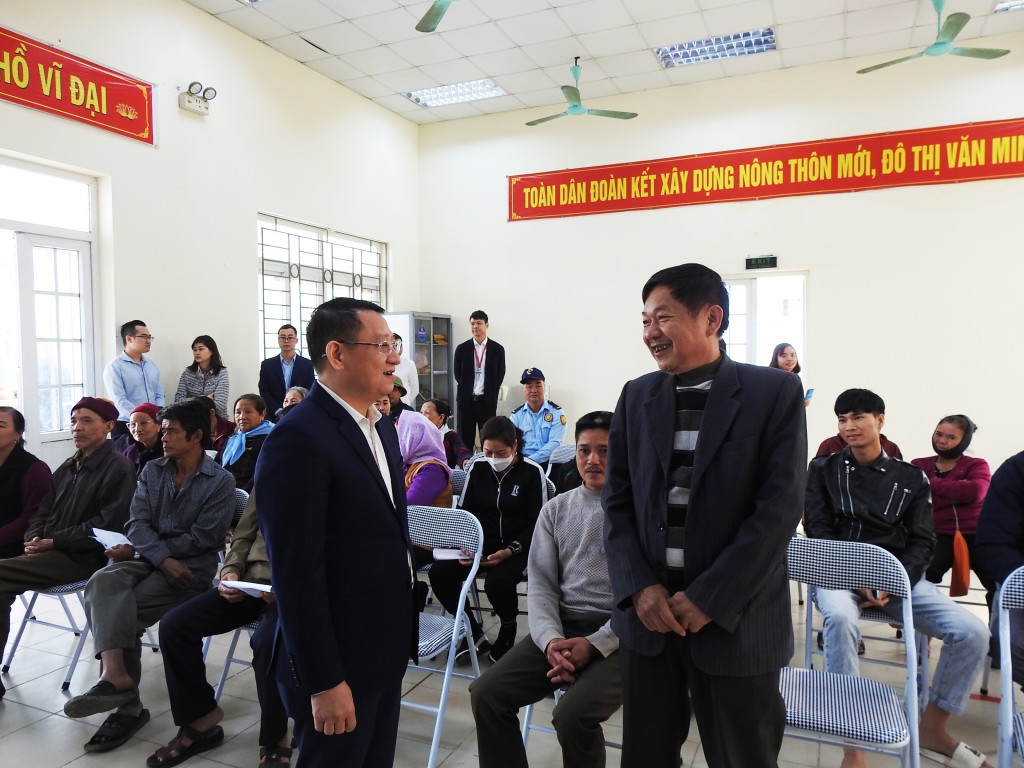 Ông Hoàng Anh Tuấn (Chủ tịch UBND huyện Mê Linh) trực tiếp kiểm tra, chỉ đạo việc chi trả kinh phí bồi thường, hỗ trợ tại xã Thanh Lâm