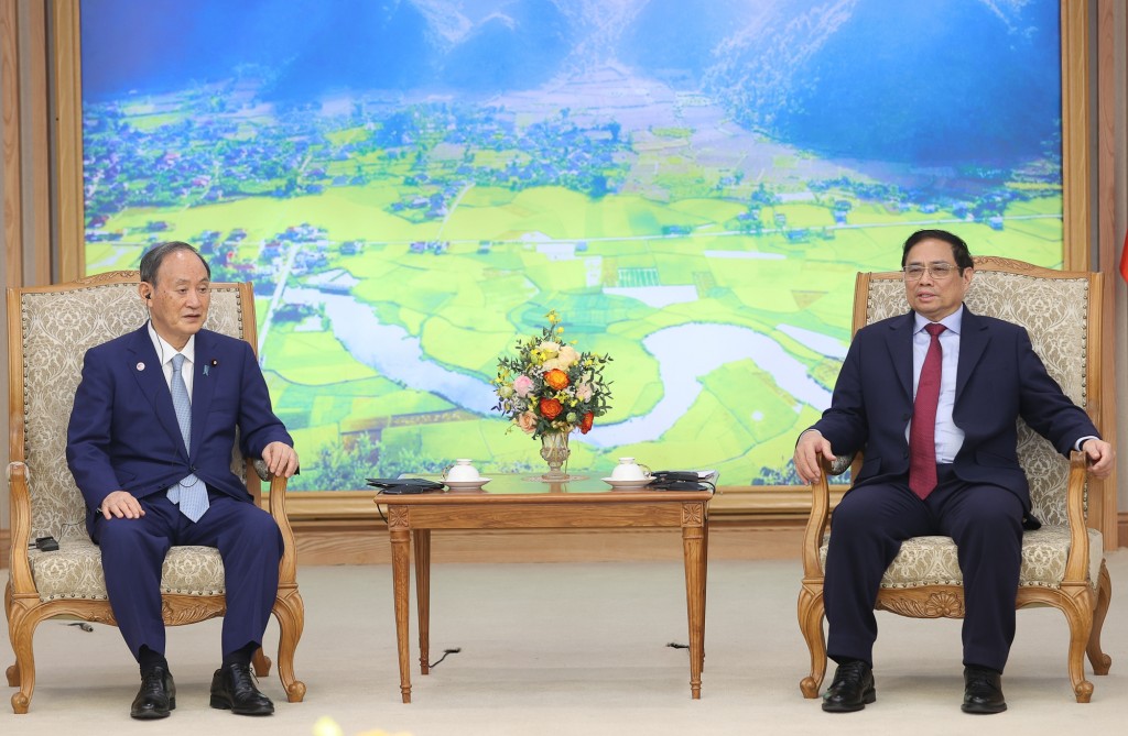 Thủ tướng đề nghị nguyên Thủ tướng Suga Yoshihide ủng hộ triển khai những thỏa thuận giữa Thủ tướng hai nước như cung cấp ODA thế hệ mới cho Việt Nam; phát triển cơ sở hạ tầng chiến lược, trong đó có các tuyến đường bộ cao tốc, đường sắt tốc độ cao - Ảnh: