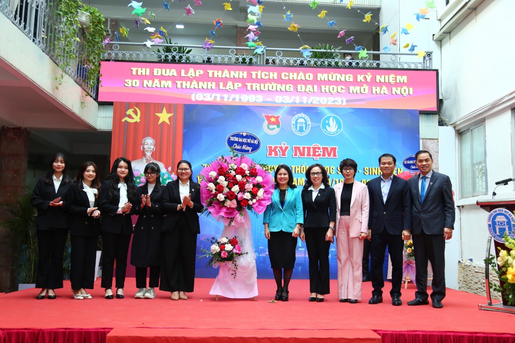 Hội Sinh viên thành phố Hà Nội và lãnh đạo trường Đại học Mở tặng hoa chúc mừng Hội Sinh viên nhà trường