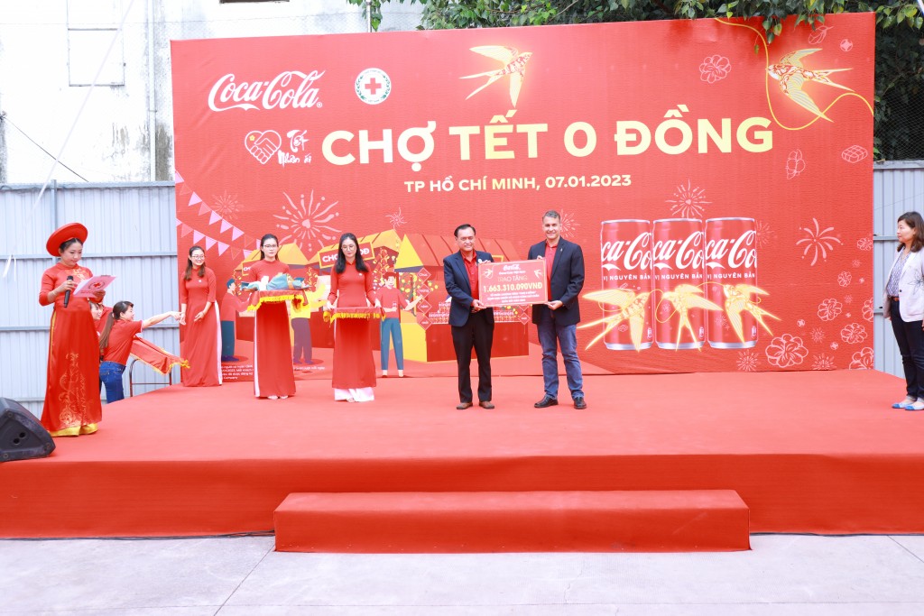 Coca-Cola hỗ trợ hơn 1,5 tỷ đồng cho bà con Việt Nam