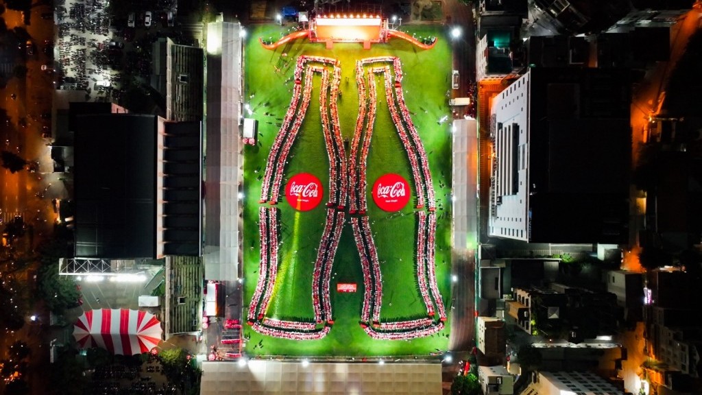 COCA-COLA® Việt Nam xác lập kỷ lục “Bàn ăn Tết Việt có số gia đình tham gia đông nhất thế giới”