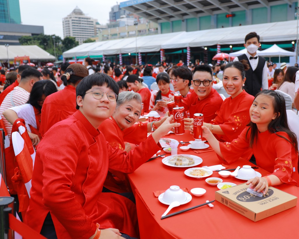 Gia đình nghệ sỹ Hoàng Bách tham gia lập kỷ lục cùng Coca-Cola (1)