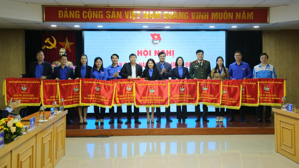 Thành đoàn Hà Nội là một trong 35 đơn vị nhận Cờ thi đua xuất sắc 