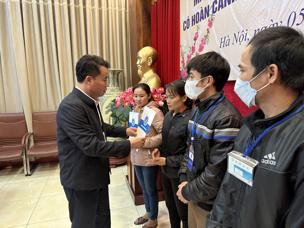Bảo hiểm xã hội Việt Nam mang Tết ấm đến với bệnh nhân nghèo