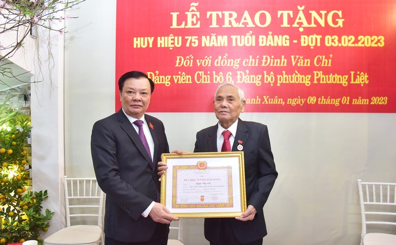Trao tặng Huy hiệu 75 năm tuổi Đảng cho đảng viên Đinh Văn Chỉ