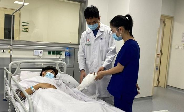 Bs Nguyễn Điện Thanh Hiệp khám sau phẫu thuật cho bệnh nhân.