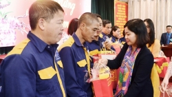 Lãnh đạo TP động viên công nhân lao động Công ty TNHH một thành viên Thoát nước Hà Nội